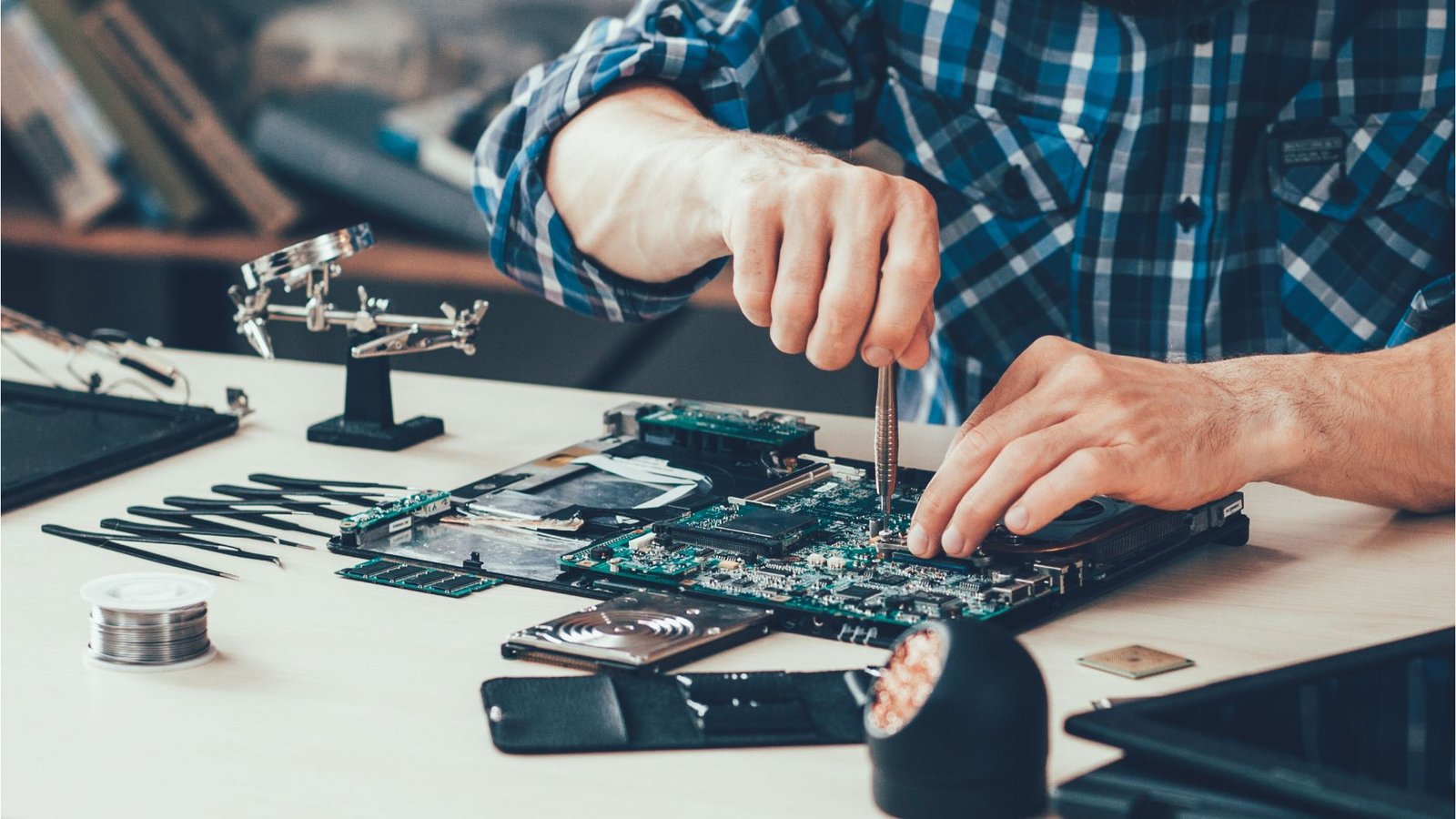 a technician repair computer motherboard